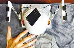 『顔面スマホシールド』仰向けでスマホを使用している時に突然落下してしまった場合、シールドが作動し、顔を守ってくれる
