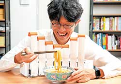 『汁シールド』装置に顔を近づけると、顔にシールドが追従し、服に汁が飛び散るのを防いでくれる