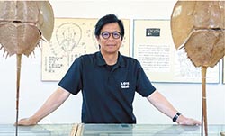 筆者。カブトガニの生態や保護活動について紹介する自宅内の「壬生川カブトガニ標本室」にて
