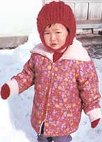 3歳のとき。家の前にできた雪山