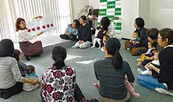 2015年から始めた「ママと赤ちゃんのための集い場」。臨床心理士・宝上真弓さんによる絵本の読み聞かせ