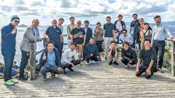 ツアーの様子。風光明媚な那久岬で来訪したベンチャー経営者たちと記念写真