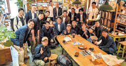 ツアーの様子。雑貨店兼カフェの京見屋分店には、島内外のイノベーターが自然と集まる