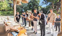 ツアーの様子。樹齢約2,000年とされる八百杉が根付く玉若酢命神社で祈願