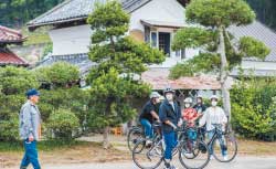 移住希望者向けの案内会。空き家とその周りの地域を案内する