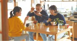 移住した3人家族。子どもは加茂地区の小中一貫校に通う