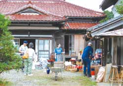 空き家の片付け。サポーターや地域の方々と一緒に片付けを行う