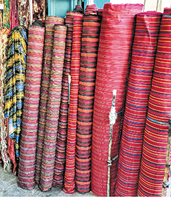 イランの都市・シーラーズの生地屋に並べられている布の数々