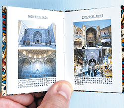 旅豆本の中身。写真には簡単な説明文を添えている