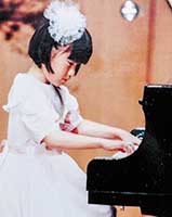 幼稚園の頃、ピアノ発表会にて。ピアノは3歳から習っていた