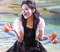 22歳のときに、オペラ『フィガロの結婚』でソリストデビュー。スイスベルン州立歌劇場にて