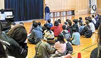 2024年、学校訪問。子どもたちと歌で交流