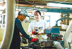 ヤマチクでは手作業と機械加工の組み合わせを追求している。竹の長さをそろえ、棒状にして形を整える。竹の命である皮の具合を見ながら専用の機械で加工していく