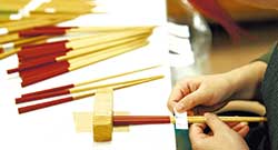 汚れやシミ、反りや割れがないかを、一本ずつ目視で確認している