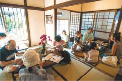 朝湯の後に「稲荷湯長屋」で朝ごはんを食べてくつろぐ人々 photo：Yuka  Ikenoya（YUKAI）
