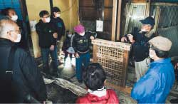 「稲荷湯長屋」土壁ワークショップでの職人さんによるレクチャー photo：TADA