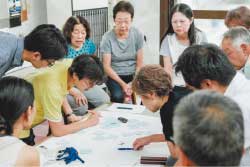 「せんとうとまち新聞」作成のためのイベントにて、常連さんから聞き取りを行っている様子 photo：Mari  Okamoto