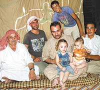 2009年、シリアのパルミラにて。アブドゥルラティーフ一家。最後列が夫のラドワン、左端がラドワンの父親