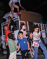 家財道具をトラックに積み、シリアに帰還する難民の家族。2025年6月、トルコ南部にて