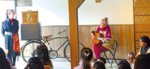 「駄菓子屋でらいぶ」ナマステ楽団とのコラボイベント。せんべいの駄菓子屋さんにて
