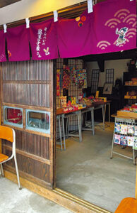 「せんべいの駄菓子屋さん」の店主も務める