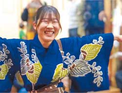 愛知県奥三河地方に伝わる「花祭」で担い手として舞う様子