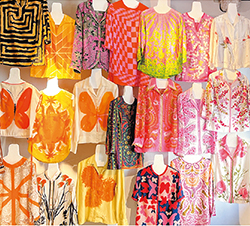 展覧会の壁掛けブラウスは35点。好みの柄が話題になっていた