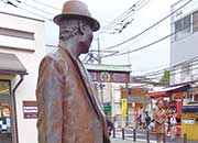 柴又駅前。フーテンの寅像と見送るさくら像