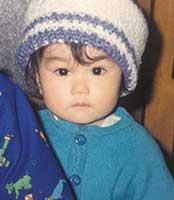 3歳のころ。母親手作りの手編みのニット帽をかぶって
