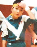 小学生のころ。親指を骨折しながらも試合に出場。気合の入ったスポーツ刈りにはちまき