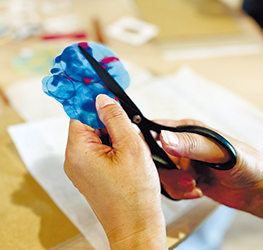 カットしたキャップをアイロンで溶かし、冷ましたら好きな形に切る