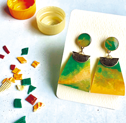 パンチなどで穴を開けて金具をつけると、アクセサリーやキーホルダー、ブックマーカーに