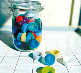 さまざまな色のキャップを組み合わせてつくっていく