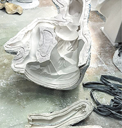 型は外側が石膏素材、内側がシリコン素材でできている