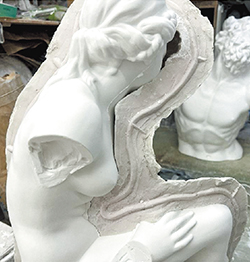 型に水で溶いた石膏を流し込み固めると、内側に石膏像ができてくる