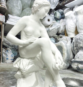 型の継目のバリを取り仕上げをして、腕・足の部品を取り付けて完成