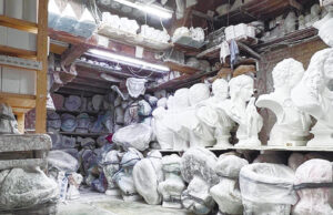 石膏像工房の様子。わずか10坪の敷地に450以上の型が詰め込まれている
