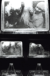 溶けて水と砂になる写真