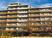 マンション南側。公園が隣接しているため、日当たりが良好