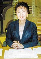 2004年、50歳の頃。ニュース番組のスタジオにて