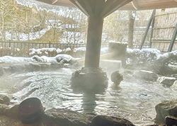 土湯温泉 はるみや旅館（福島市）の雪見露天風呂