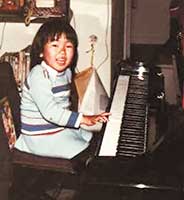 4歳ごろ。音楽に縁のない家庭だったが、3歳の誕生日にピアノを欲しがった