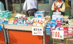 店頭に陳列された100円商品