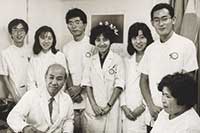 1986年、神戸大学医学部附属病院にて。後列右端が山中伸弥さん、右から2番目が本人