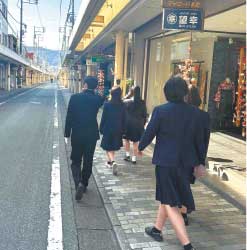 富士宮市での高校探究学習支援の様子、空き家課題解決チームとまち歩き
