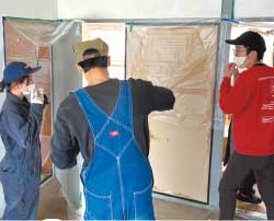 三島市の自社所有の空き家改修。移住支援により東京からカレー店誘致。DIY作業中