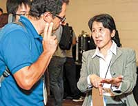 2014年8月にシカゴで開催された国際会議（EMBC2014）のコーヒーブレイクで意見交換しているところ