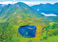 「北海道三大秘湖」の一つ、東雲湖。機材と釣具を背負って登山でアタック。ここは霧が多く、三度目のアタックでやっと出会えた。これまで空撮した湖沼は1200に及ぶ