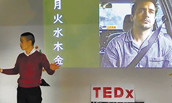北九州市立大学（福岡県）で開催された『TEDx Kitagata Youth』にて。「演じる仕事術－自分やまわりの人を守る働き方－」をテーマに話す筆者