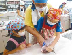親子魚料理教室で魚料理に挑戦